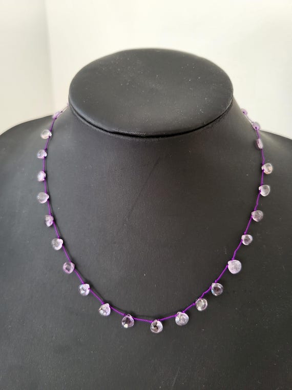 Collier fin minimaliste avec pierres naturelles d'amétrines violettes sur fil de soie violet. Collier fin délicat minimaliste.