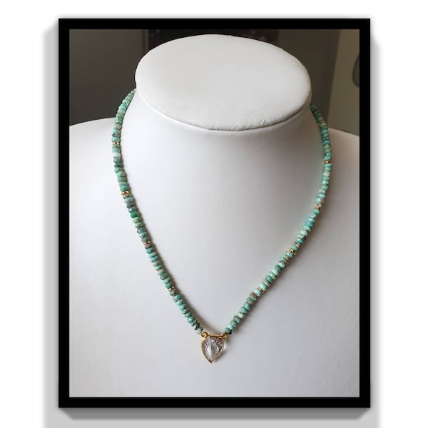 Collier en pierres naturelles d'Arizona turquoises 3mm pendentif quartz transparent. Collier ras du cou pour femme. Pierres semi-précieuses