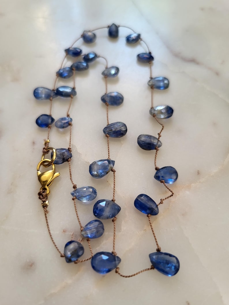 Collar minimalista con piedras de cianita azul natural. Collar de piedra anudada, delicado y flexible. imagen 10