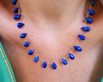 Collana con pietra di lapislazzuli naturale blu reale su filo di seta, a forma di pera e briolette. Collana da donna, regalo per lei, collana delicata.