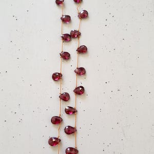 Halskette aus natürlichen roten Rhodolith-Granaten, geknotet auf einem Seidenfaden, in Briolette-Form. Zarte, minimalistische Damenhalskette. Bild 6