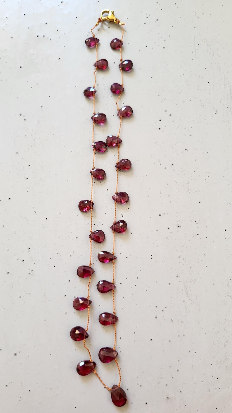 Halskette aus natürlichen roten Rhodolith-Granaten, geknotet auf einem Seidenfaden, in Briolette-Form. Zarte, minimalistische Damenhalskette. Bild 6