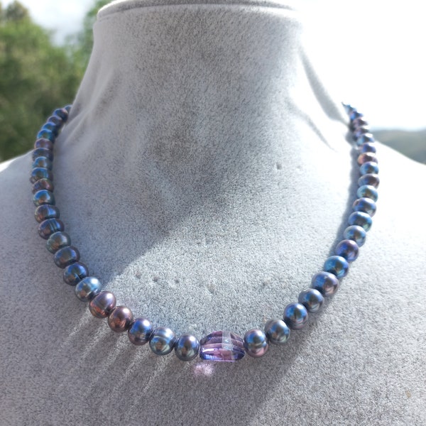 Collier de perles naturelles couleur paon aubergine violette, multiples reflets. Pierre violette. Collier pour femme.