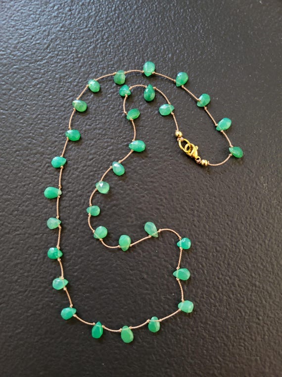 Collier de pierres naturelles de chrysoprases vertes forme goutte, pierres nouées par un fil de soie. Collier délicat  très fin minimaliste.