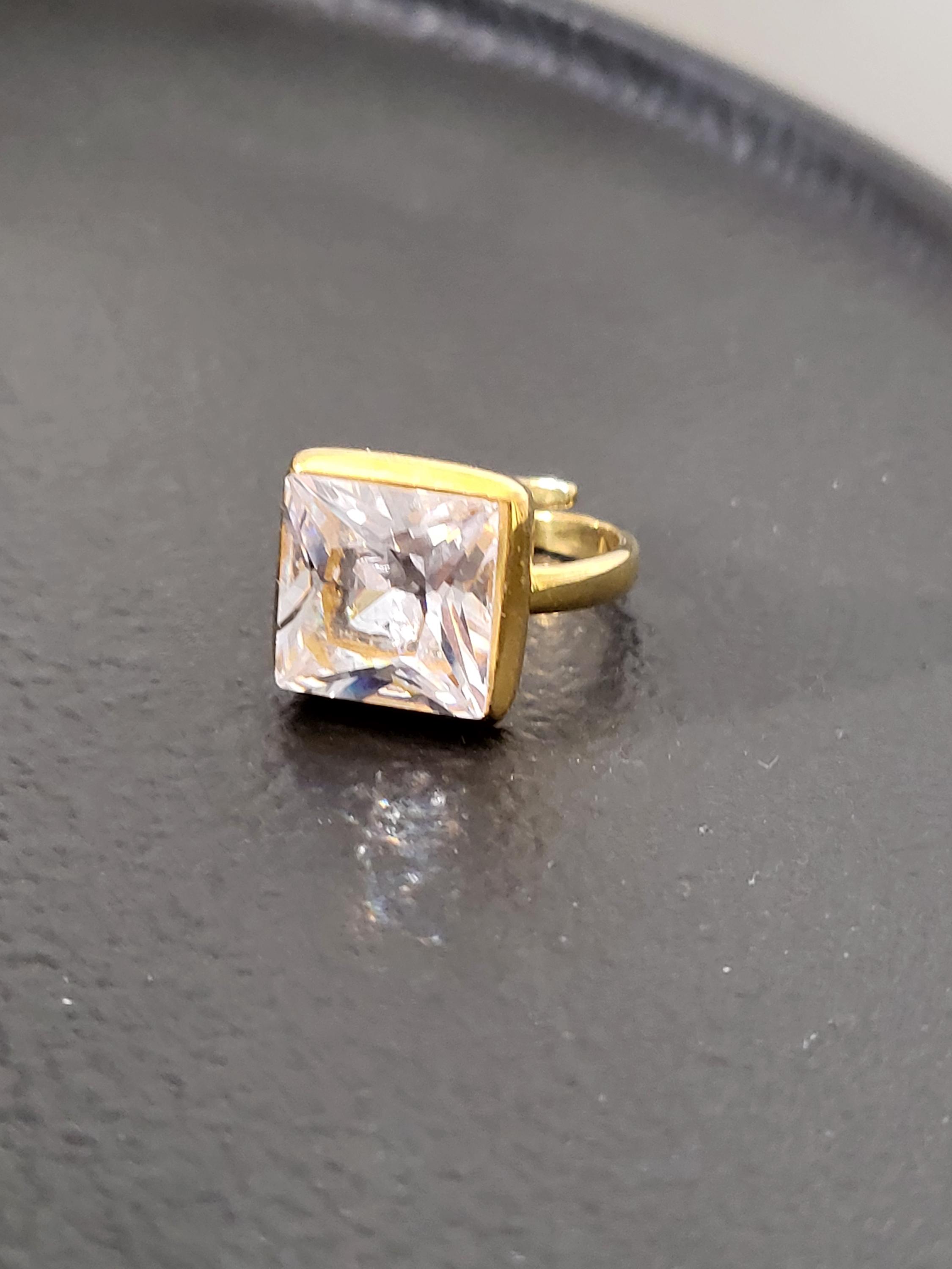 Bague En Plaqué Or Avec Zirconiums, Poinçon Carré - Occasion, Très Belle Pièce
