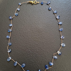 Collar minimalista con piedras de cianita azul natural. Collar de piedra anudada, delicado y flexible. imagen 6