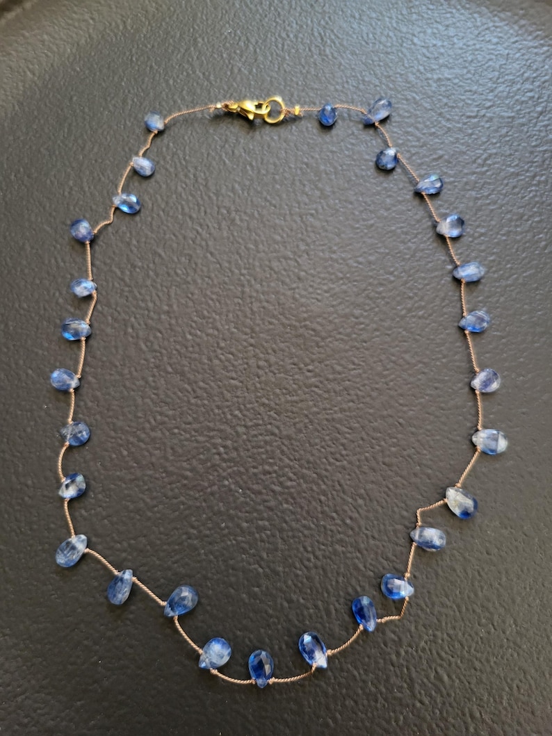 Collar minimalista con piedras de cianita azul natural. Collar de piedra anudada, delicado y flexible. imagen 6