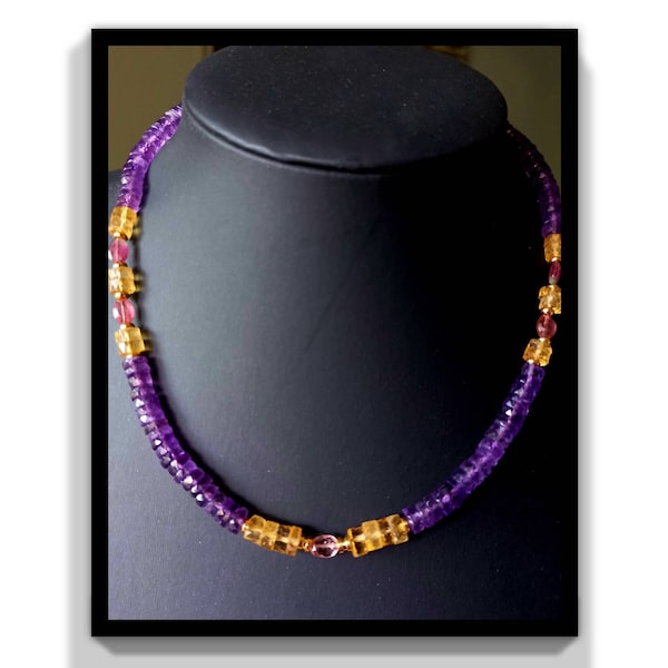 Collier en pierres naturelles d'améthystes violettes de citrines jaunes et tourmalines roses. Collier pour femme. Pierres semi-précieuses