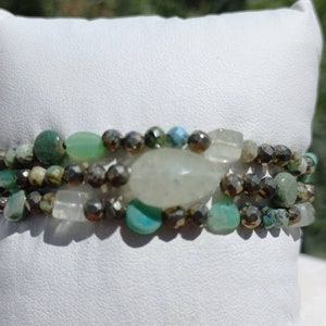 Pulsera de 3 filas con múltiples piedras: pirita verde, dorada, prehnita y crisoprasa verde. Pulsera para mujer, regalo para ella.
