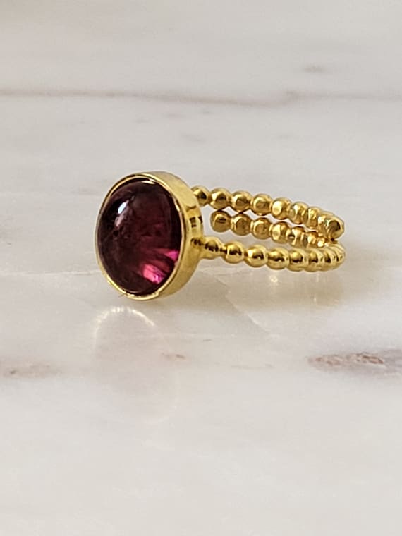 Bague en argent plaqué or, tourmaline rose, cabochon forme ovale. Bague pour femme ajustable, empilable cumulable.