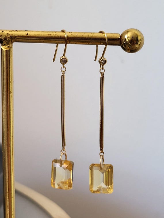 Boucles d oreilles en pierres naturelles de citrines formes rectangles facettées, barrettes plaqué or. Boucle pendant oreilles percées.