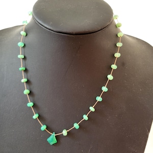 Collana di pietre annodate su filo di seta, pendente in crisoprasio verde e onice verde dalla forma asimmetrica. Delicata collana minimalista.