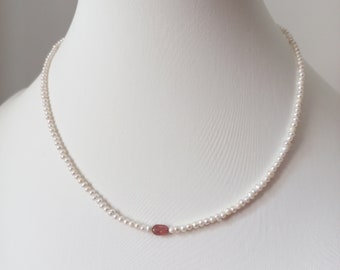 Collar de perlas naturales blancas de 2MM, piedra turmalina rosa. Collar fino y minimalista para mujer.