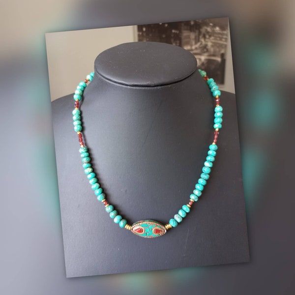 Collier en pierres naturelles de turquoises et grenat rouge. Pendentif afghan turquoise et corail. Collier pour femme, pour homme.