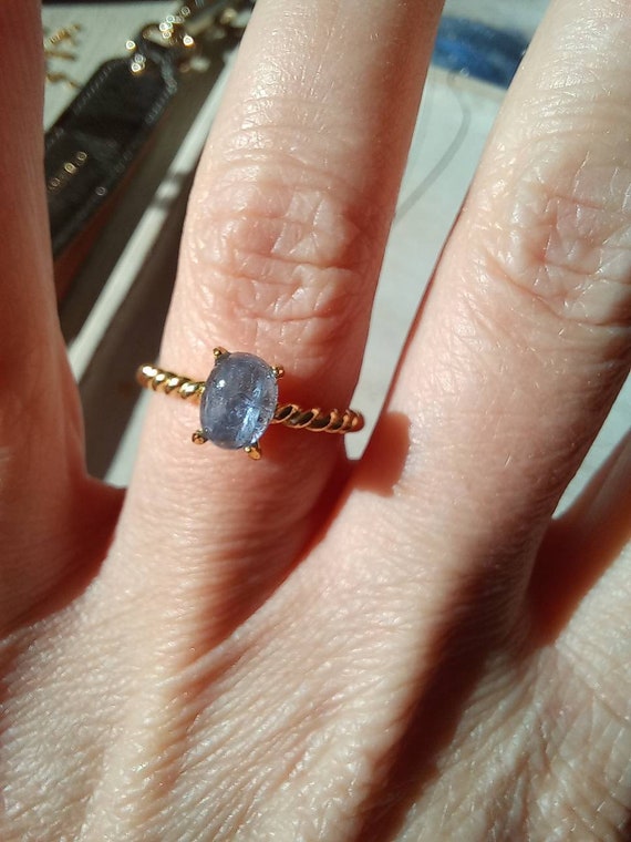 Bague ajustable cabochon tanzanite bleue, anneau empilable, bague pour femme. Bijoux pour elle.