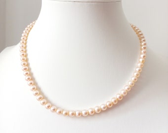 Collier de perles naturelles couleur pêche, blanche forme régulière. Collier pour femme.