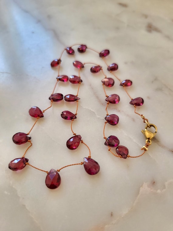 Collier de pierres naturelles de grenat rhodolite rouge nouées sur un fil de soie, forme briolette . Collier fin délicat minimaliste femme