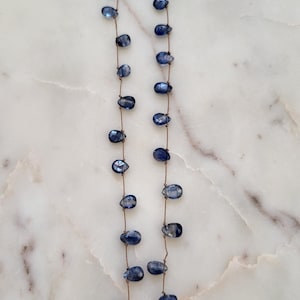 Collar minimalista con piedras de cianita azul natural. Collar de piedra anudada, delicado y flexible. imagen 8