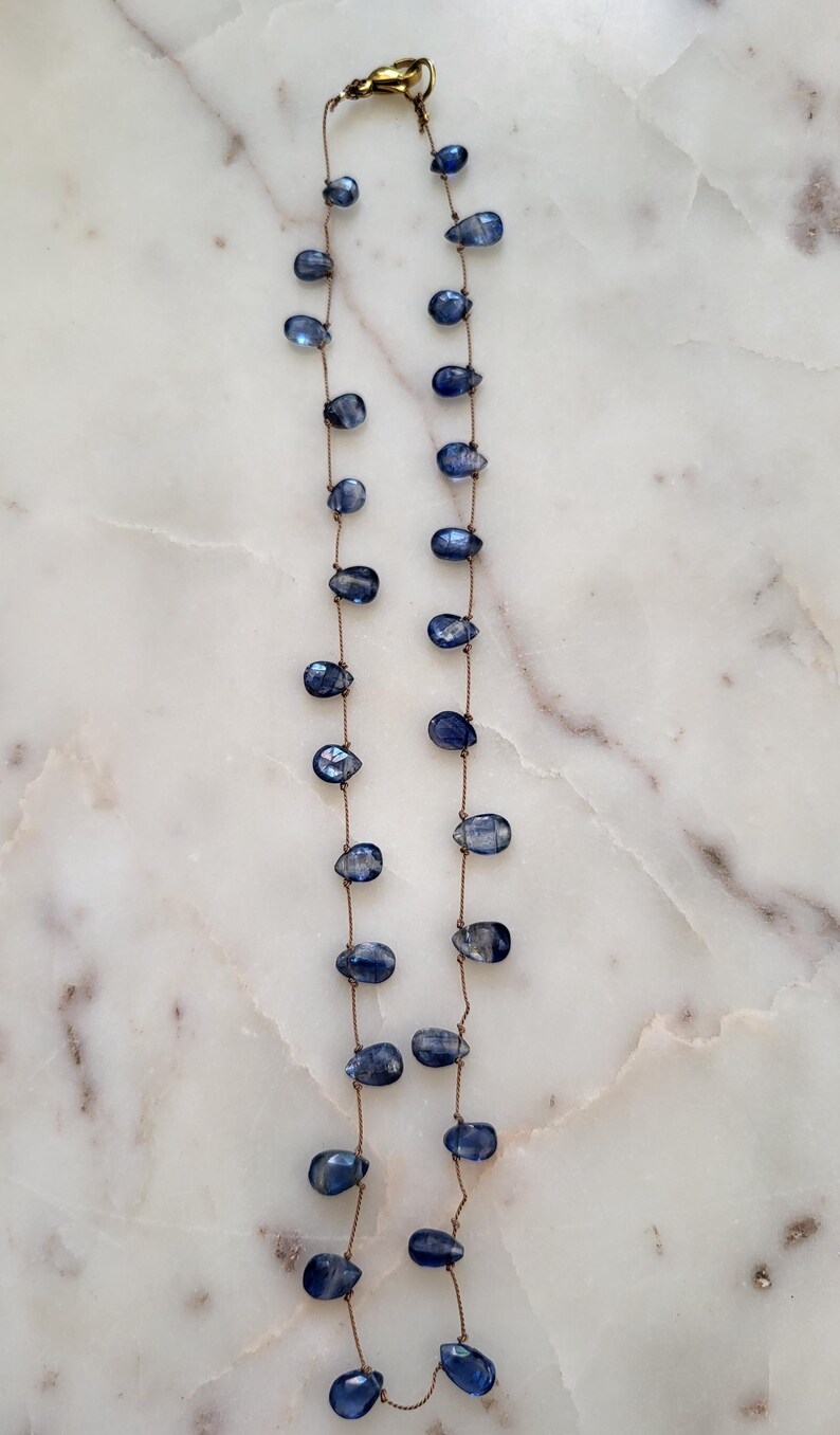 Collar minimalista con piedras de cianita azul natural. Collar de piedra anudada, delicado y flexible. imagen 8