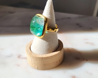 Exceptional two-tone green tourmaline cabochon ring, adjustable size, silver-plated, gold-plated, hallmarked. Impressive stone.