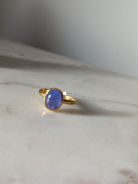 Bague ajustable tanzanite bleue cabochon. Bague pour femme. Bague en pierre semi-précieuse.