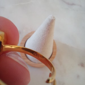 K&ouml;nnte beinhalten: Ein goldener Ring mit der Nummer "925" auf der Innenseite des Bandes.