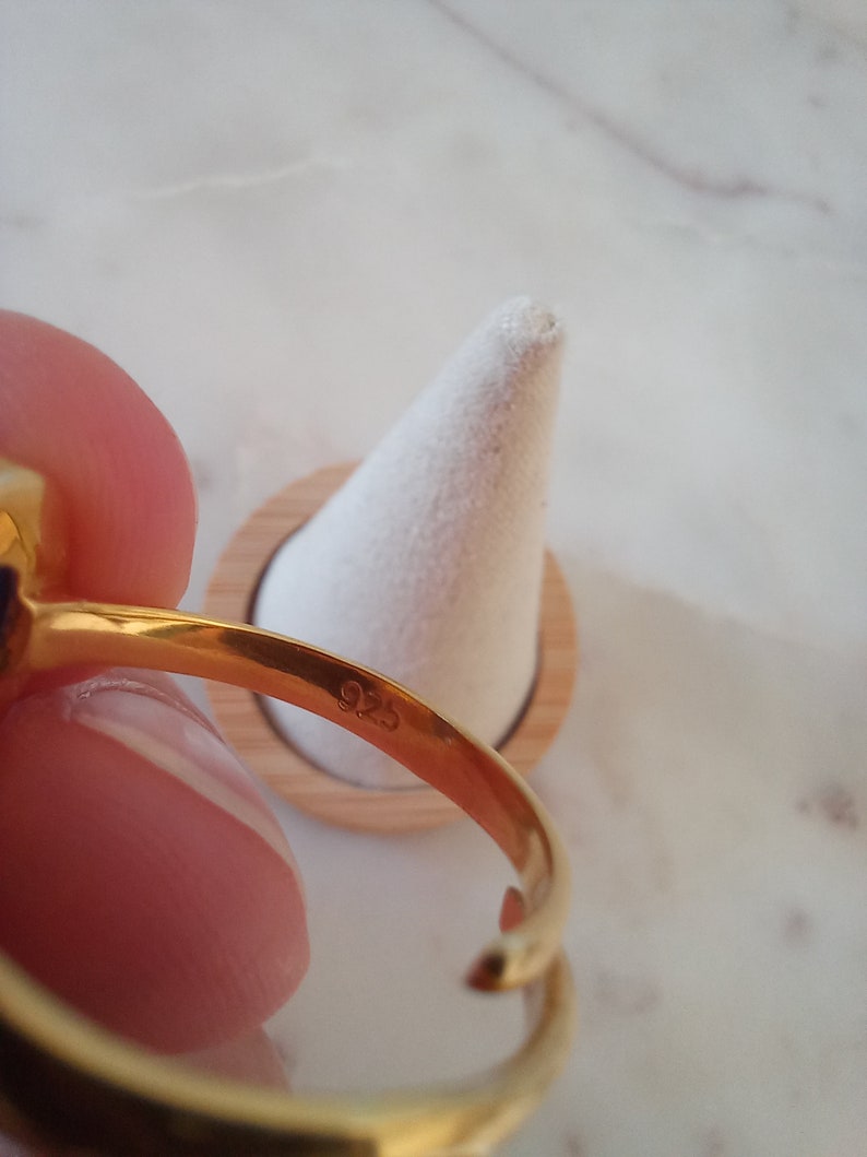 K&ouml;nnte beinhalten: Ein goldener Ring mit der Nummer "925" auf der Innenseite des Bandes.