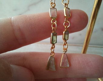 Boucles d oreilles en pierres naturelles de tourmalines vertes. Boucles d'oreilles pour femme.