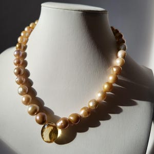 Necklace in rare golden yellow cultured pearls, oval-shaped faceted citrine pendant, imposing gemstone pearls.