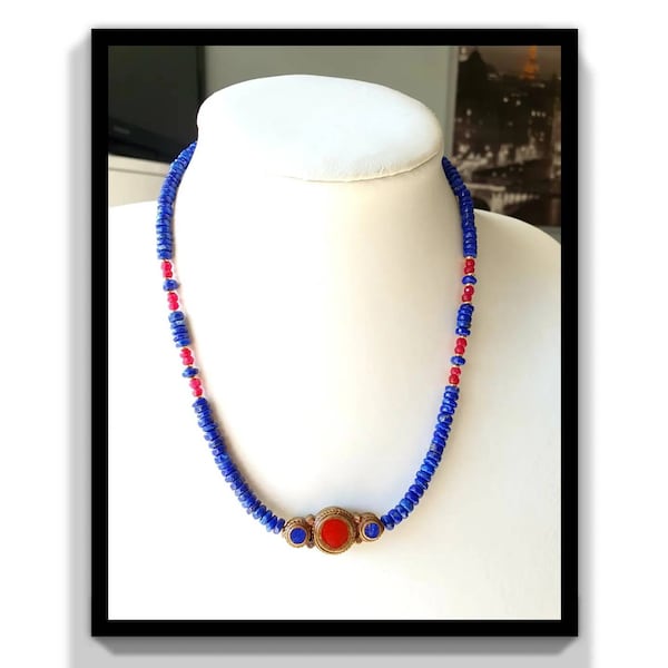 Collier en pierres naturelles lapis-lazuli et rubis. Pendentif laiton corail et lapis-lazuli. Collier pour femme style ethnique.