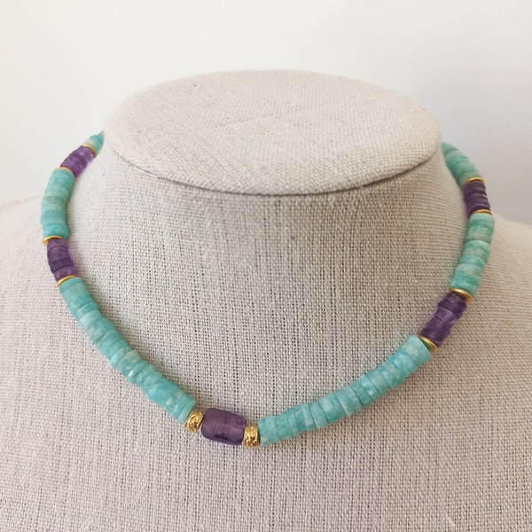 Collier de pierres naturelles d'amazonites bleues et améthystes violettes. Ras du cou pour femme. Collier pierres semi-précieuses.