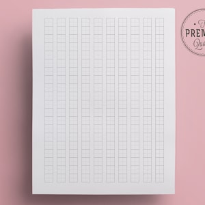 Puede incluir: Una hoja de papel blanca con un patr&oacute;n de cuadr&iacute;cula. La cuadr&iacute;cula est&aacute; formada por cuadrados peque&ntilde;os. El papel est&aacute; sobre un fondo rosa. El texto "The PREMIUM Quality" est&aacute; en un c&iacute;rculo en la esquina superior derecha de la imagen.