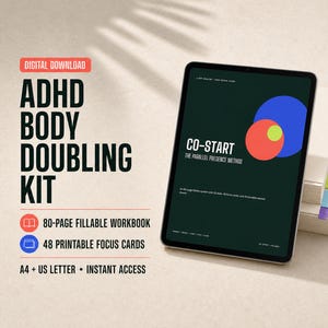 Puede incluir: Un kit digital de body doubling para TDAH que incluye un libro de trabajo rellenable de 80 páginas y 48 tarjetas de enfoque imprimibles. La pantalla de la tableta muestra el título CO-START THE PARALLEL PRESENCE METHOD con círculos de colores.