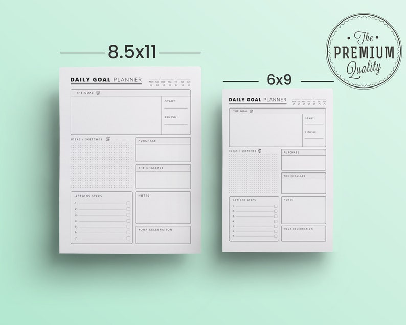 K&ouml;nnte beinhalten: Zwei wei&szlig;e Daily Goal Planner-Bl&auml;tter, eines 21,6 x 27,9 cm und das andere 15,2 x 22,9 cm, mit schwarzem Text und Umrissen. Die Planer enthalten Abschnitte f&uuml;r Ziele, Ideen, Aktionen und Notizen. Ein kreisf&ouml;rmiges "Premium Quality"-Siegel befindet sich oben rechts.