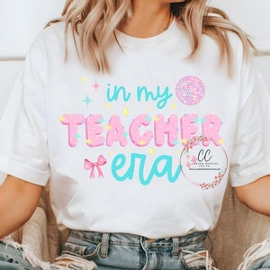 Kokette In Meiner Lehrer Ära Png, Ribbon Lehrer Png, Kokette Swiftie Png, Pastell Lehrer Png, Retro Lehrer Hemd, Swiftie Lehrer Png
