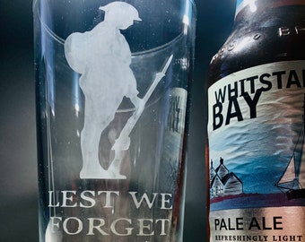 Lest we forget soldier hand etched engraved beer pint glass gift, armed forces- lest we forget pub beer glass.