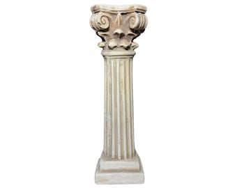 Può includere: Una colonna decorativa bianca con un fusto scanalato e un capitello decorato. La colonna è realizzata in un materiale liscio e testurizzato e ha uno stile classico e antico.