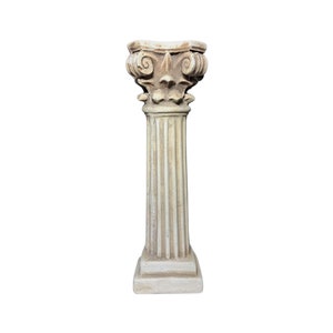 Puede incluir: Una columna decorativa blanca con un fuste estriado y un capitel ornamentado. La columna está hecha de un material liso y texturizado y tiene un estilo clásico y antiguo.