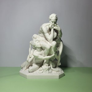 Può includere: Scultura in marmo bianco di quattro figure, che rappresenta un uomo seduto con la testa tra le mani, mentre altre due figure sono sedute sulle sue gambe e una terza figura è in piedi dietro di lui.