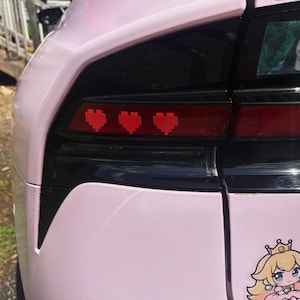 18 adesivi assortiti per fari posteriori a forma di cuore pixel, 2 fogli di adesivi in vinile rosso satinato glitterato per luci esterne e finestrini dell&#39;auto