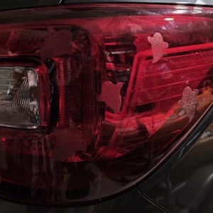 16 adesivi assortiti per fanali posteriori e fari Ghosts, 2 fogli di adesivi in vinile rosso satinato glitterato per luci esterne e finestrini dell'auto