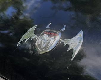 Devilish Car Badge / Fledermausflügel mit Hörnern Chrome Emblem Badge Aufkleber / Goth Car Accessories