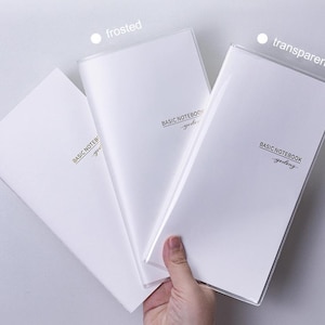 トラベラーズノート用保護カバー。リフィルや同サイズのその他のリフィルに対応。レギュラー／パスポートサイズ。つや消し透明ドット柄。