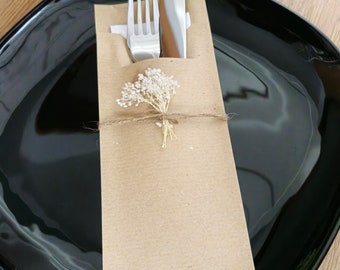 Bestecktasche aus Kraftpapier für Deine Tischdekoration mit Trockenblumen