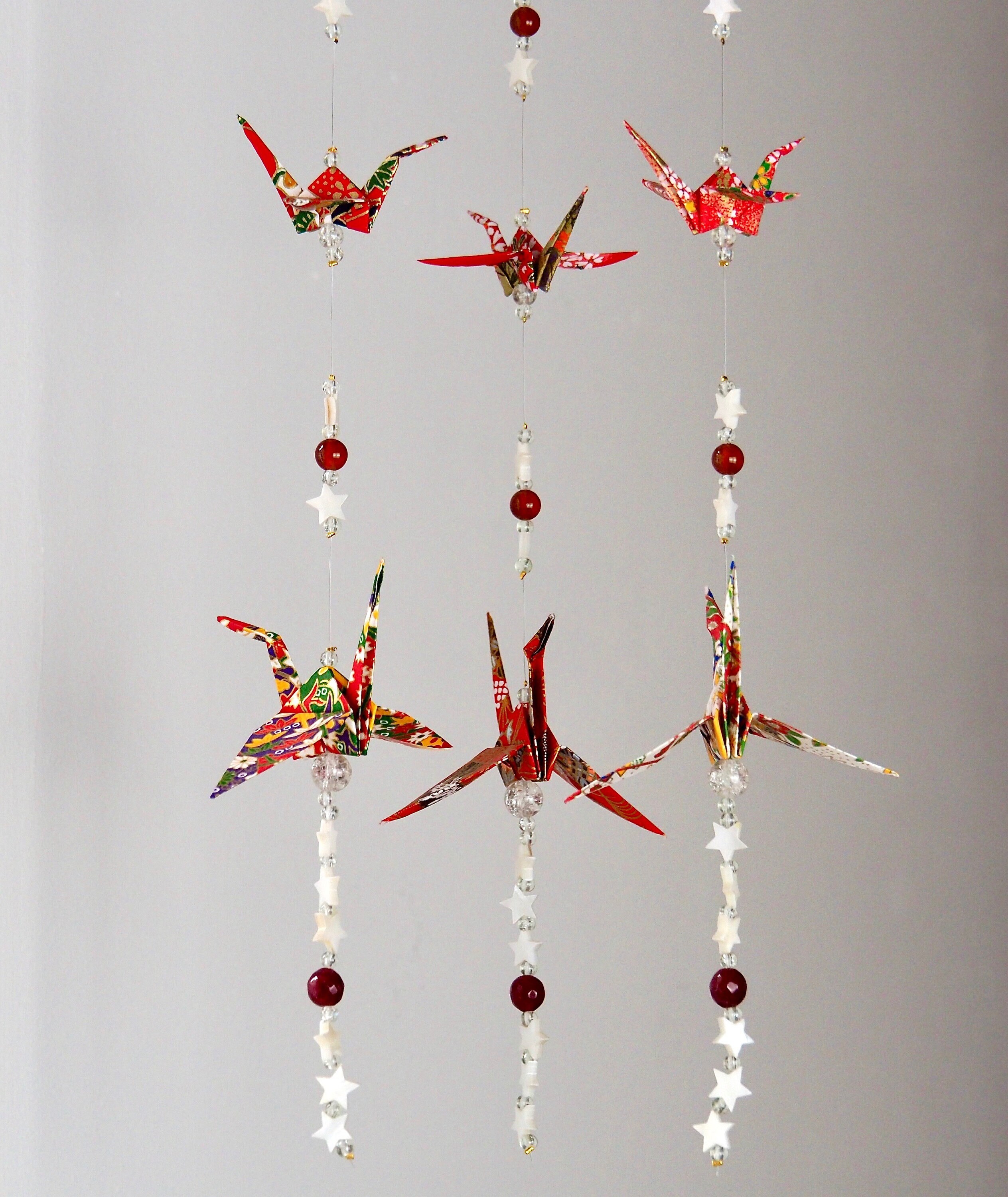 Mobile Origami Grues, Perles Cornaline, Étoiles en Nacre Naturelle.