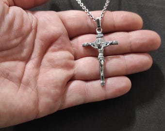 Collar con crucifijo de plata de San Benito hecho a mano: Regalo religioso