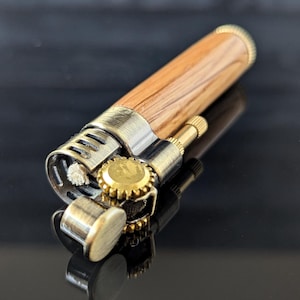 Handgedrechseltes Holzfass-Feuerzeug - Handgefertigte Eleganz - Einzigartiges Steampunk-inspiriertes Geschenk für Ihn - Handgefertigt in Texas