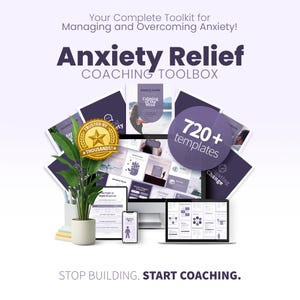 Peut inclure: Boîte à outils de coaching pour le soulagement de l'anxiété avec le texte "Votre boîte à outils complète pour gérer et surmonter l'anxiété !" et "Arrêtez de construire. Commencez à coacher." Comprend une plante, des livres, un téléphone, une tablette et un ordinateur portable.