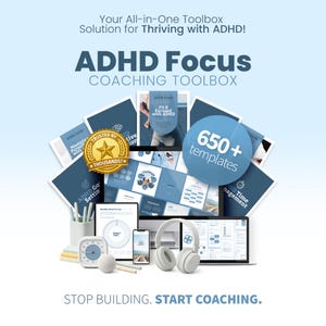 Può includere: Immagine di un ADHD Focus Coaching Toolbox con il testo "ADHD Focus COACHING TOOLBOX". L'immagine include vari strumenti digitali, tra cui un laptop, uno smartphone e cuffie, insieme a guide e modelli stampati. È presente anche il testo "650+ templates".