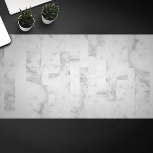 Può includere: Tappetino da scrivania in marmo bianco con un sottile motivo di venature grigie. Il tappetino è rettangolare e ha una finitura liscia e lucida.